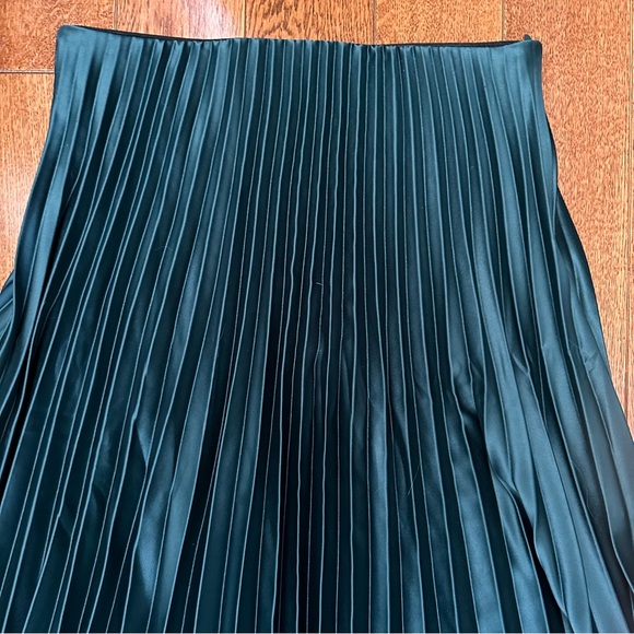 green satin pleated skirt - Picture 2 of 6